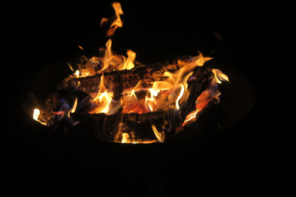 Das Bild zeigt die Flammen eines St. Martin Feuer