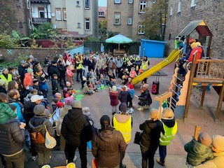 Kinder und Eltern feiern das St. Martinsfest in der AWOlino Kita Worms