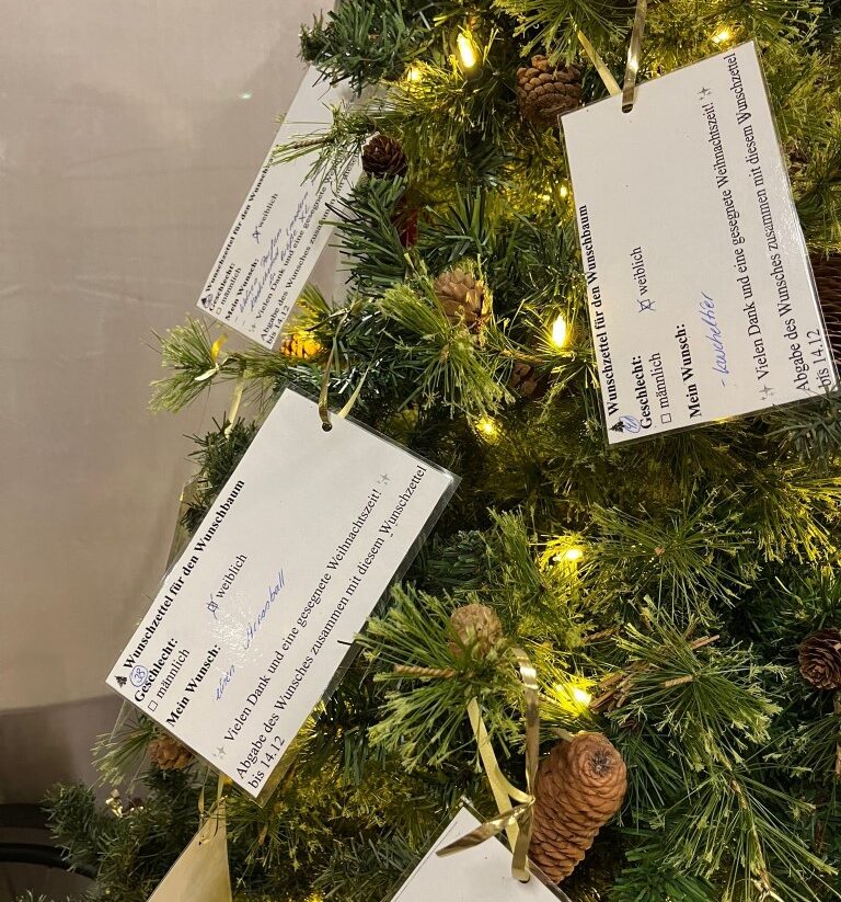 Die Nahaufnahme zeigt die Wunschzettel an dem Weihnachtsbaum hängend. #Wunschbaumaktion
