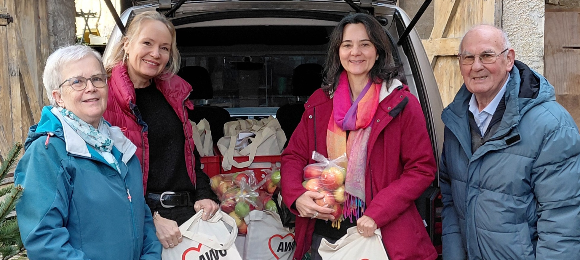 AWO Ingelheim überreicht Weihnachtstaschen