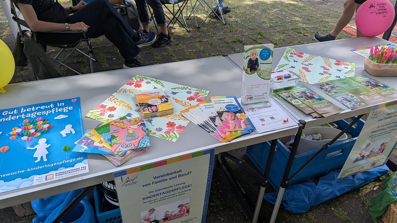 Auf einem Tisch liegen verschiedene Flyer der Kindertagespflegestellen aus.
