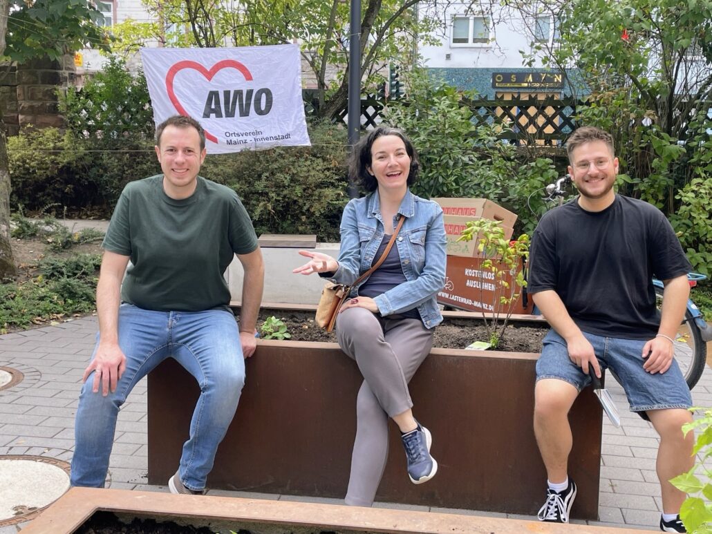 Wiedereröffnung Neustadtzentrum: AWO-Ortsverein sorgt für Bepflanzung