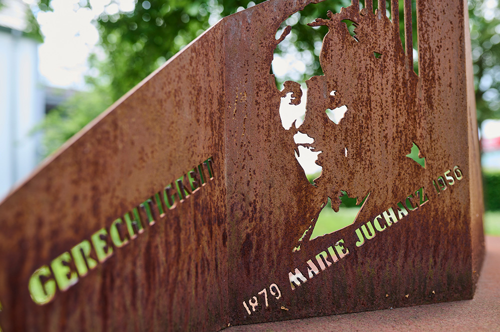 Ein Schild mit einem Bild von Marie Juchacz die hinter der Aussage "Das Wir ist immer stärker als das Ich" steht.
