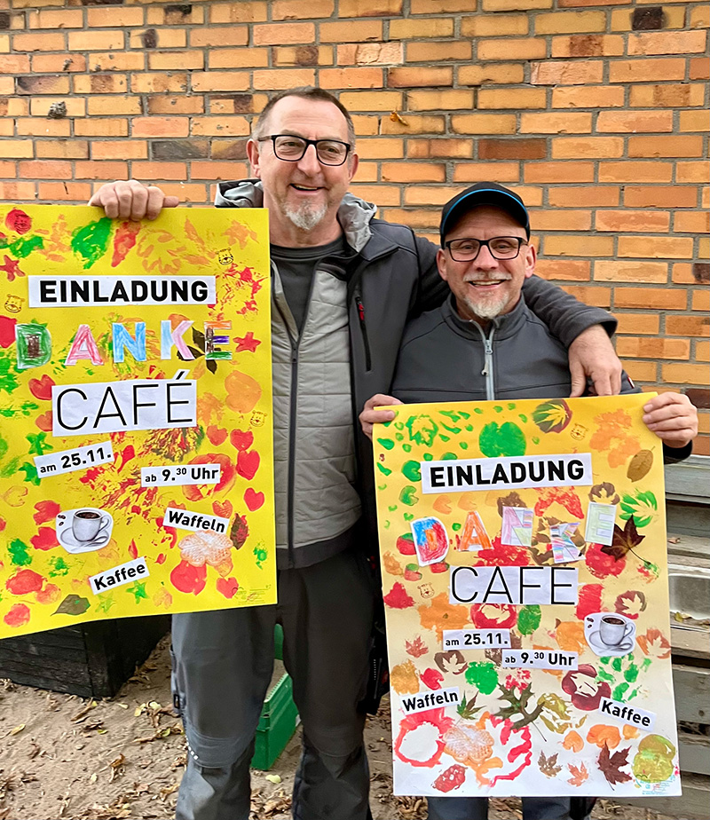 Zwei Männer halten Plakate und demonstrieren damit ihre Solidarität